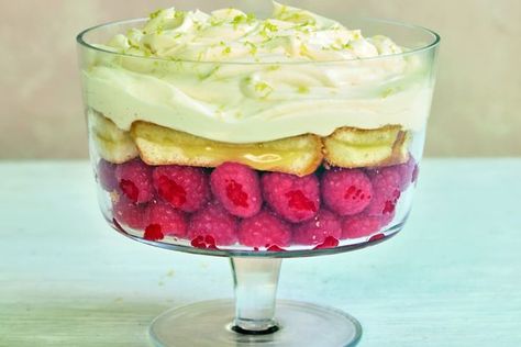 Mary Berry shares quick and easy puddings prepared in as little as 10 minutes - Mirror Online Mary Berry Trifle, Limoncello Trifle, Mary Berry Baking, Dinner For 6, Mary Berry Cakes, Lemon Trifle, Mary Berry Cooks, Berry Cakes, English Trifle