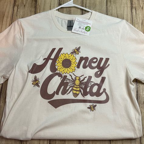 Nwt Honey Child Bee Graphic Tee Size Small Mister Softee, Bee Graphic, Ombre Shirt, Mom Graphic Tees, Basic Shorts, Game Day Shirts, Honey Bee, Sport T Shirt, Vintage Shirts