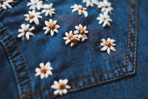 Embroidery Jeans Diy, Denim Embroidery, Clothes Embroidery Diy, Embroidery Videos, Cute Embroidery, Embroidery On Clothes, Simple Embroidery, Sewing Embroidery Designs, Flower Embroidery Designs