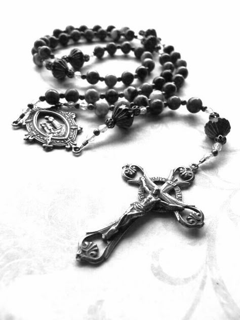 Rosary Tattoo Design, Rosary Drawing, Tato Realis, Rosary Bead Tattoo, Rip Tattoo, Rosary Tattoo, Necklace Tattoo, Religious Tattoo, Cross Tattoo Designs