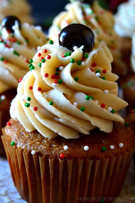 These Gingerbread Latte Cupcakes are FANTASTIC! Moist, fluffy, spicy gingerbread molasses cupcakes are topped with a fluffy, creamy brown sugar buttercream frosting and a chocolate-covered espresso bean. So delicious, perfect for the holidays, and festive! Molasses Cupcakes, Gingerbread Latte Cupcakes, Brown Sugar Buttercream, Spicy Gingerbread, Unique Cupcakes, Gingerbread Latte, White Chocolate Chip Cookies, Seasonal Drinks, Pecan Pralines