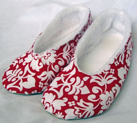 Women's Ballet Flat Sewing Pattern Sew Slippers, Sell Shoes, Garment Sewing, Sew Simple, Handmade Slippers, Shoe Making, Shoe Ideas, Pattern Shoes, Big Clothes