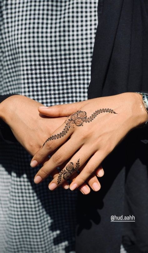 Mini Mehandi Designs, Mehandi Designs For Front Hands Simple, One Finger Mehndi Design, Mehandi Poses, Mehndi Hands, Minimal Tattoo Designs, Minimal Tattoo Ideas, Wrist Henna, Simple Mehendi