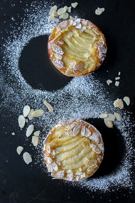 French tart Amandine: a delicious flaky crust with an almond cream filling and a juicy pear. #french #baking #almond #frenchbaking #dessert Muffin Monster, Pear Tarts, French Snacks, Pear Tart Recipe, Pear And Almond Tart, French Almond, Almond Pastry, Almond Tart, Pear Tart