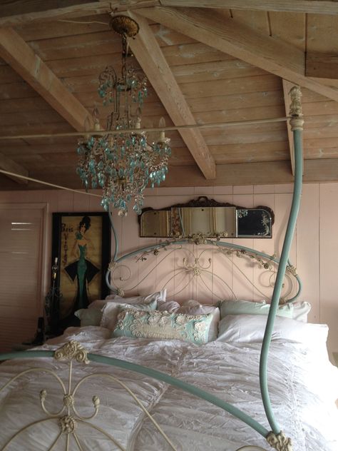 ANTIQUE IRON CANOPY BED Rustic Room, Shabby Chic Bedrooms, Iron Bed, Dreamy Room, Chic Bedroom, The Ceiling, House Room, Shabby Vintage, Room Inspiration Bedroom