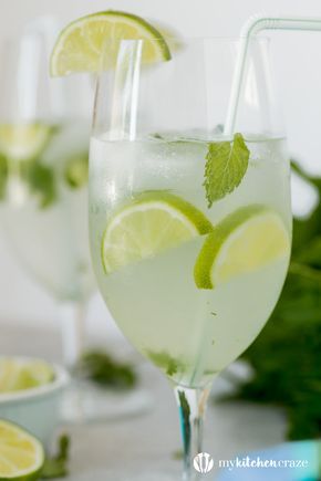 Easy Mojito Cocktail ~ Perfect drink for the summer months and only takes 6 ingredients to make. What drink could be better than that? Alcoholic Drinks Rum, Pear Mojito, Easy Mojito, Mojito Pitcher, Arizona Ranch, Party Beverages, Beverages Recipes, Buns In My Oven, Booze Drink