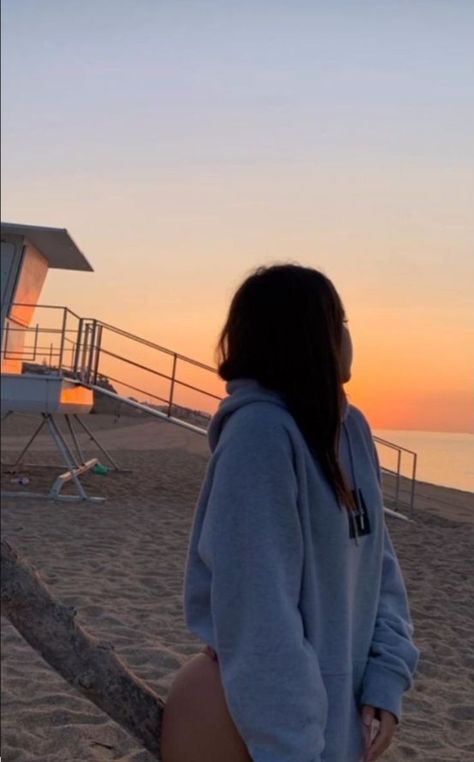 Happy Pose, Sunset Pretty, No Face, Beach Poses, Summer Break, Sunset Photography, Summer Vacation, Beach Outfit, Beach Vacation