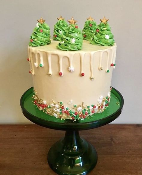 Easy Grinch Cake, Christmas Theme Cake Buttercream, Christmas Themed Birthday Cake, Christmas Drip Cake, Grinch Cake Ideas, The Grinch Cake, Christmas Theme Cake, Winter Torte, Grinch Cake