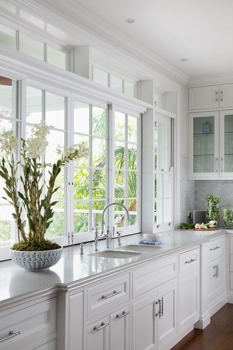 Hampton Style Homes | Popular Hamptons Interiors | Wall Wainscoting Hampton Style Home, Kitchen Window Design, Hamptons Kitchen, Hamptons Style Homes, Traditional Kitchen Design, Casa Vintage, White Kitchen Design, Hamptons House, Gorgeous Kitchens