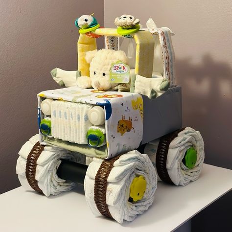 Diaper Jeep and Diaper airplane. Diaper Jeep, Jeep Diaper Cake, Shower Baskets, Diy Diaper Cake, Strawberry Girl, Military Jeep, Baby Shower Baskets, Baby Shower Cakes Girl, Diaper Cakes