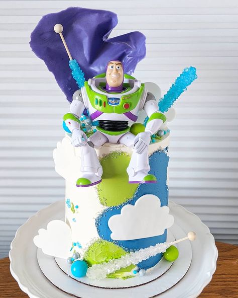 Mariah Bevington on Instagram: “Buzz lightyear cake!” Buzz Lightyear Birthday Decorations, Buzz Lightyear Smash Cake, Buzz Lightyear Cakes, Buzz Cake Lightyear, Buzz Lightyear Cake Ideas, Pastel Buzz Lightyear, Buzz Light Year Cake, Buzz Birthday, Buzz Lightyear Cake