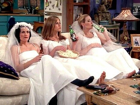 The one with all the wedding dresses #friends Freelee The Banana Girl, Carcase Iphone, Monica Rachel, Friends Scenes, Jenifer Aniston, Courtney Cox, Justin Theroux, Ross Geller, Humor Mexicano