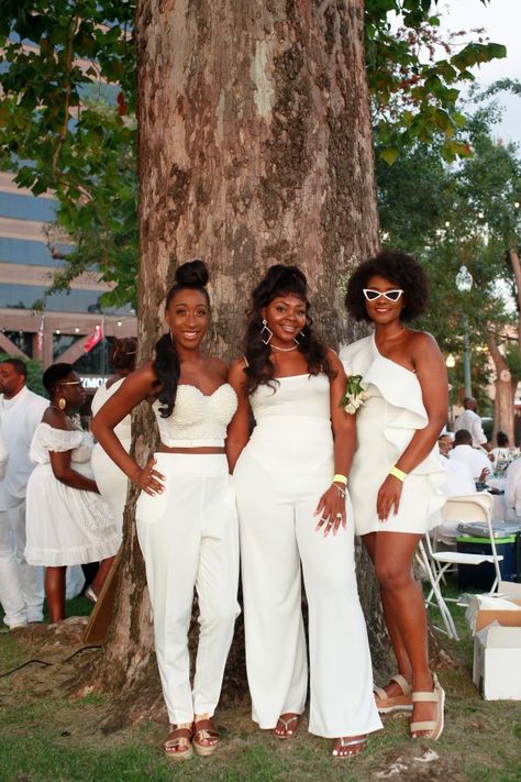 DÎNER EN BLANC | A FEW THINGS TO KNOW Ladies All White Party Outfits, White Wedding Attire For Guest, All White Wedding Guests Outfits, All White Tea Party Outfit, Le Diner En Blanc Outfits, Dinner En Blanc Outfit Women, En Blanc Party Outfit, White Garden Party Outfit, White Party Attire For Women