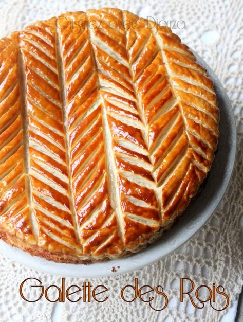 Galette des rois à la frangipane à base de crème pâtissière. Une galette bien gourmande de Cyril Lignac à réaliser soit avec une pâte feuilletée faite maison Galette Des Rois Recipe, Galette Frangipane, King Cake Recipe, Pecan Cake, King Food, Food Cakes, Christmas Desserts, Cake Desserts, Sweet Tooth