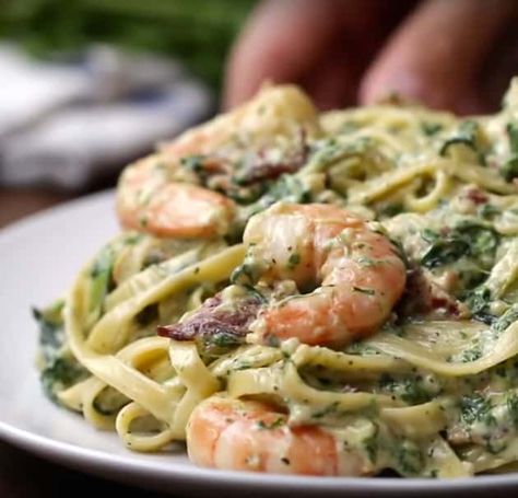 Bacon Shrimp Recipes, Dinner With Bacon, Shrimp Alfredo Pasta Recipes, Bacon Alfredo, Bacon Pasta Recipes, Bien Tasty, Shrimp Spinach, Spinach Fettuccine, Shrimp Fettuccine Alfredo