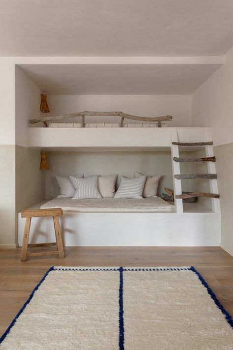 Cycladic House, California Beach House, Bunk Beds Built In, Built In Bunks, Bunk Rooms, Bunk Bed Designs, House Blend, Bunk Room, Design Del Prodotto