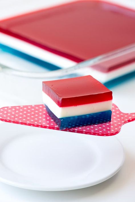 Fourth Of July Jello Desserts, Red White And Blue Jello Desserts, 4th Of July Jello Desserts, Blue Jello Dessert, Fourth Of July Jello, Finger Jello Recipe, Red White Blue Jello, Red White And Blue Food, 4th Of July Jello