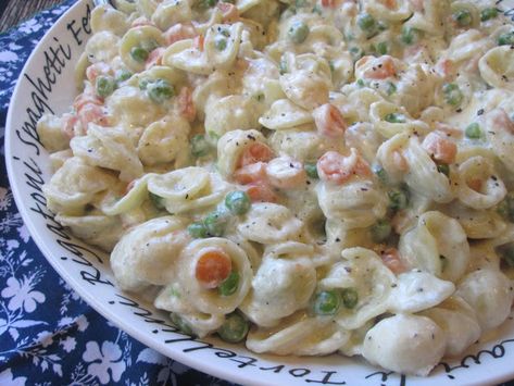 Peas And Cheese Pasta, Pasta Peas Ham, Mac And Cheese With Ham And Peas, Pasta With Peas And Ham, Pasta With Peas And Carrots, Giada Pasta, Pasta With Peas And Bacon, Peas And Carrots Recipe, Bow Tie Pasta Recipe