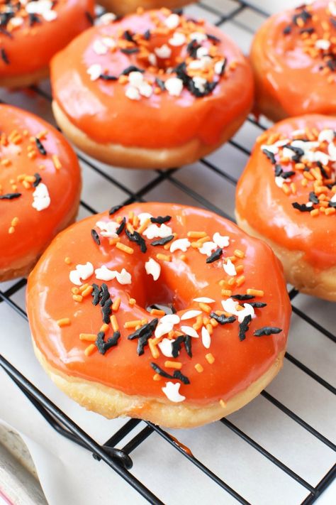 Donut Glaze Recipes, Donuts Ideas, Donut With Sprinkles, Halloween Deserts, Postres Halloween, Halloween Donuts, Baked Donut Recipes, Semi Homemade, Cute Donuts