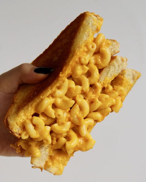 Mac And Cheese Grilled Cheese, Mac N Cheese Vegan, Cheese Aesthetic, Six Vegan Sisters, Grilled Mac And Cheese, Vegan Grilling, Vegan Cheddar, Creamy Mac And Cheese, Vegan Mac And Cheese