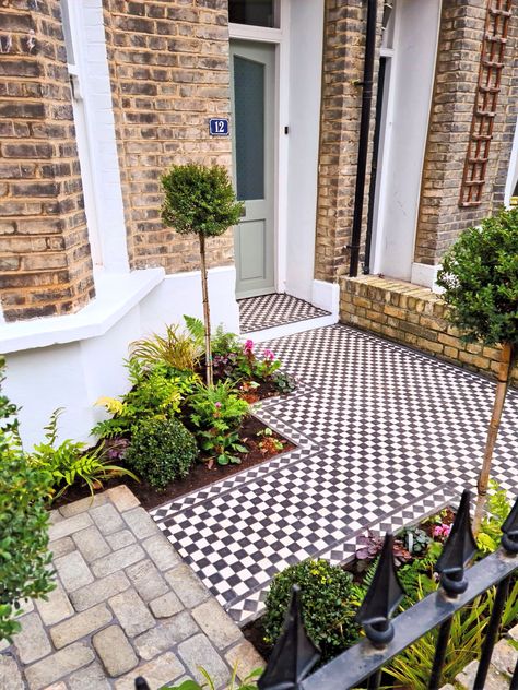 A Classic London Front Garden with Contemporary Touches and Victorian Tiling Victorian Front Garden Ideas, Terrace House Front Garden, Victorian Terrace Front Garden, Victorian Terrace Garden, Small Front Garden Ideas, Victorian Front Garden, Terrace House Exterior, Garden Ideas Uk, Front Path