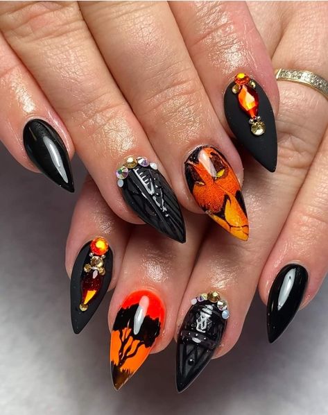 Lion king scar nails Scar Lion King Nails, Lion King Inspired Nails, Scar Rey Leon, Lion King Nails, Lion Nails, King Nails, Swirl Nail Art, Disney Acrylic Nails, Nail Art Techniques