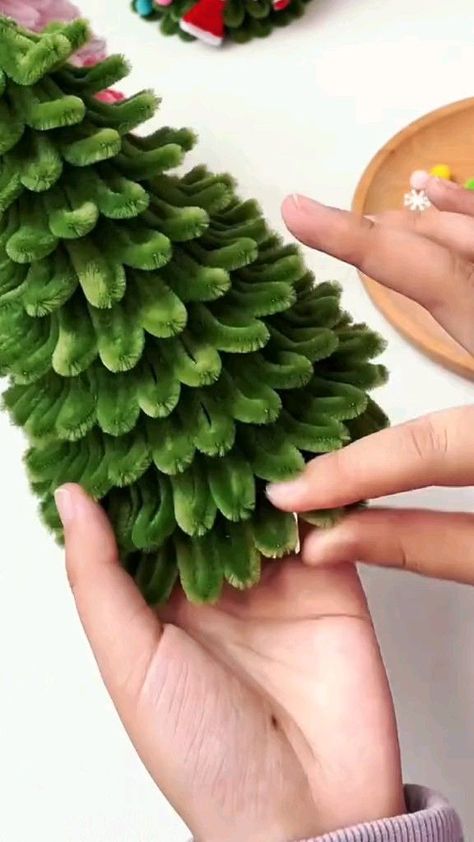 Wire Art Christmas Tree, Diy Christmas Decorations Pipe Cleaners, Christmas Tree Decorations Handmade Craft Ideas, How To Make A Christmas Tree Out Of Pipe Cleaners, Diy Christmas Tree Pipe Cleaners, Christmas Tree Out Of Pipe Cleaners, Christmas Tree Fuzzy Wire, Crafts For Kids Pipe Cleaner, Pipe Cleaner Tree Craft