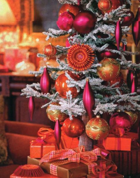 Punchy fuchsia and orange decorations. Pink Orange Christmas Tree, Fuchsia Christmas Tree, Pink And Orange Christmas Tree, Orange And Pink Christmas, Red And Orange Christmas, Pink And Orange Christmas, Orange Christmas Decor, Orange Decorations, Magenta Christmas