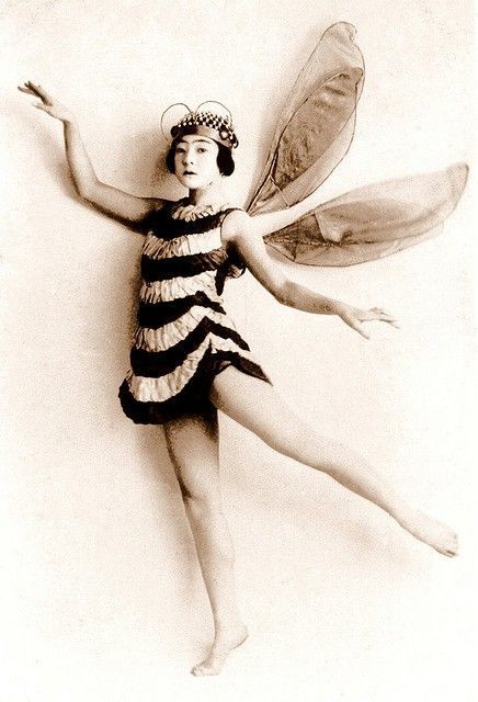 Most costumes in the 1920's were handmade. The picture above is a women wearing a bee costume. The Night Circus, Bee Costume, Vintage Halloween Costume, Halloween Vintage, Foto Vintage, Poses References, Bees Knees, Fairy Land, Retro Halloween