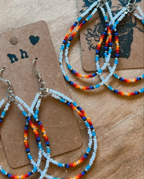 Seed Beaded Hoop Earrings, Western Beaded Hoop Earrings, Native Beaded Jewelry, Western Seed Bead Jewelry, Seed Bead Color Combos, Beaded Hoop Earrings Patterns, Cute Seed Bead Bracelet Ideas, Beaded Western Jewelry, Seed Bead Color Combinations