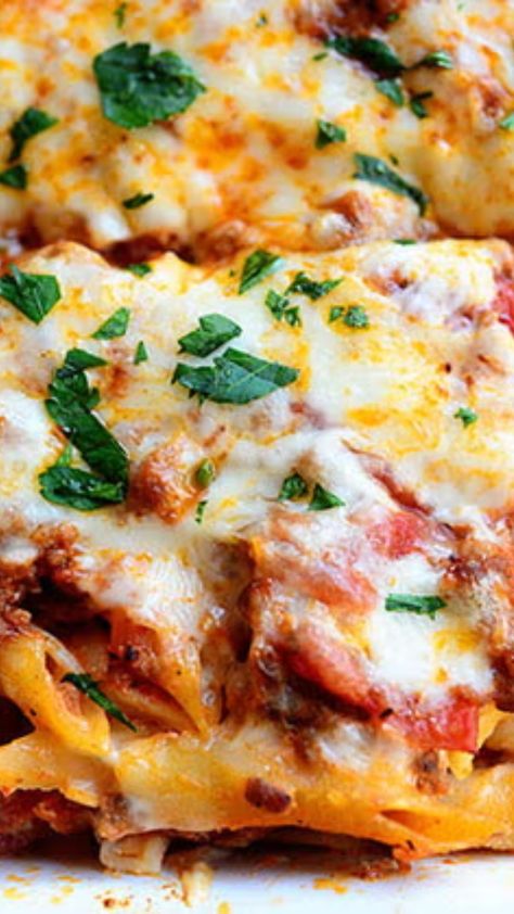 Pioneer Woman Baked Ziti is made with Italian sausage, ground beef, ricotta cheese, mozzarella cheese, and ziti pasta. This hearty ground beef baked ziti recipe creates a delicious dinner that takes about 1 hour to prepare and can serve up to 2 people. Baked Ziti Cottage Cheese, Baked Ziti With Ground Beef And Ricotta, Pioneer Woman Baked Ziti, Beef Baked Ziti, Baked Ziti With Italian Sausage, Ground Beef Ricotta, Baked Ziti With Ground Beef, Baked Ziti With Ricotta, Baked Ziti With Sausage