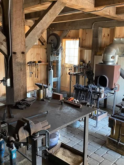 Modern Blacksmith Workshop, Home Forge, Blacksmith Workshop, Garage Workshop Layout, Forging Tools, Welded Metal Projects, Shed Interior, Blacksmith Forge, Anvils