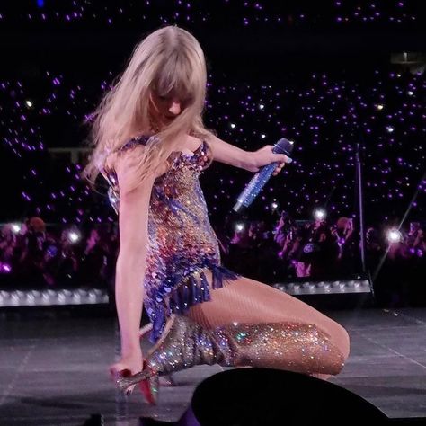 Taylor ripping her broken heel off last night hahah | Instagram Taylor Swift Performing, Estilo Taylor Swift, Taylor Swift Funny, Taylor Swift Videos, Taylor Swift Wallpaper, Long Live Taylor Swift, Live Taylor, Swift 3, Taylor Swift 13