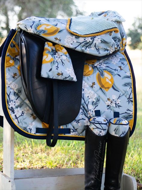 Mix and match boot trees, saddle pads, stirrup covers, bonnets, and saddle covers in our newest collection! English Tack Sets, Equestrian Style Outfit, Custom Saddle Pad, Horse Clothes, English Horse Tack, Stable Ideas, Pony Saddle, Boot Tree, Saddle Pads English