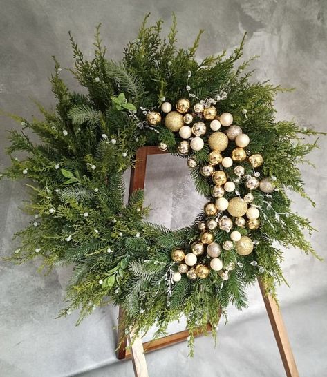 Wreath For Double Front Door, Elegant Christmas Wreath, Fireplace Decorations, Gold Christmas Wreath, Christmas Advent Wreath, Glam Christmas Decor, Glam Christmas, Christmas Floral Arrangements, Wreath Winter