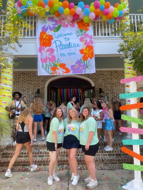 Preppy Sorority, Sorority Themes, Recruitment Themes, Bid Day Ideas, Recruitment Ideas, Group Photography Poses, Bid Day Themes, Welcome To Paradise, Pi Phi