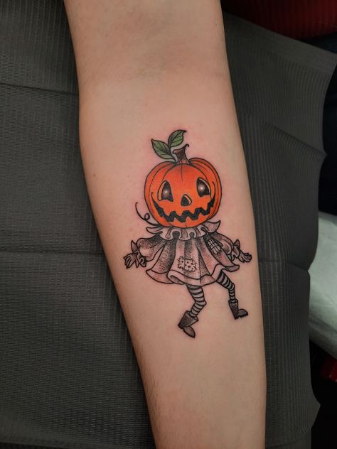 Matching Pumpkin Tattoos, Halloween Tattoos Pumpkin, Pumpkin Head Tattoo, Simple Halloween Tattoos, Tattoos Outline, Pumpkin Tattoos, Halloween Tattoos Sleeve, Witchy Tattoos, Tato Flash