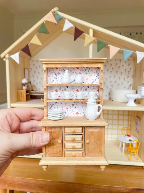 Take a pre-made dollhouse cabinet and give it a little face-lift! Easy and beginner friendly DIY tutorial. Flisat House, Diy Dollhouse Kitchen, Dollhouse Cabinet, Ikea Flisat, Antique China Cabinets, Cabinet Diy, Dollhouse Diy, Round Kitchen Table, Round Kitchen