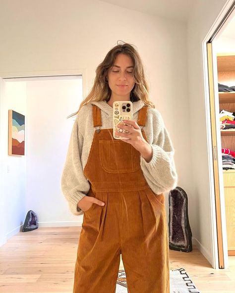 Corduroy Dungarees Outfit, Sweater And Overalls Outfits, Corduroy Overalls Outfit, Overalls Outfit Fall, Dirt Core, Fantasy Costume Design, Dungaree Outfit, Overalls Outfits, Witchy Style