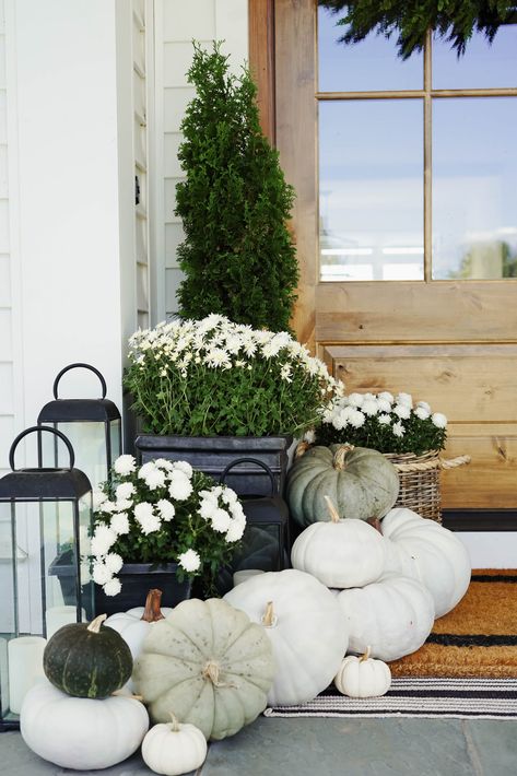 Neutral Fall Decorating Tips - Red White & Denim White Mums Wedding, Pumpkin Wagon, Fall Decor Home, Porch Pumpkins, Neutral Fall Decor, White Spray Paint, Fall Front Porch Decor, Faux Pumpkins, Fall Front Porch