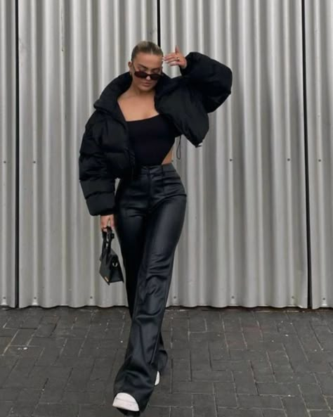 Short Winter Coat, Winter Mode Outfits, Fest Outfits, Cropped Puffer Jacket, Streetwear Mode, Best Style, Looks Street Style, Looks Black, Causual Outfits