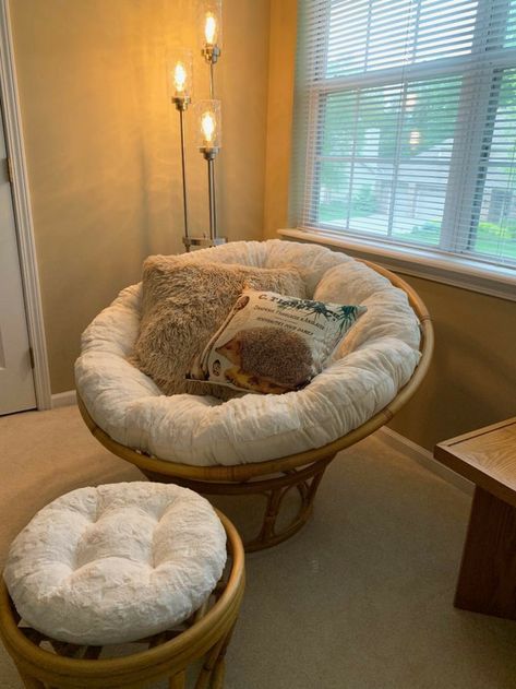 Experience ultimate comfort and style with our Papasan chairs! 🪑✨ Elevate your home's cozy corner and unwind in luxury. Explore a wide range of designs and colors to find your perfect Papasan chair today. 🏡💆‍♀️ #PapasanChair #HomeComfort #CozyCorner #Relaxation Senora Era, Corner Of A Room, Wohne Im Tiny House, Book Carts, Cottage Room, Cozy Chair, Room Setting, Round Chair, Papasan Chair