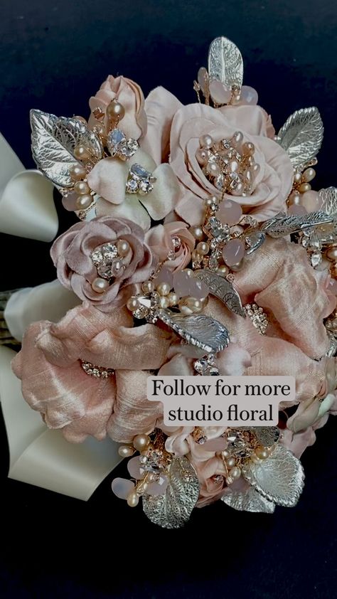 Luxury Wedding Bouquet, Rose Gold Brooch Bouquet, Satin Flowers Diy, Brooch Display, Vintage Bridal Bouquet, Jeweled Bouquet, Bridal Brooch, Bridal Brooch Bouquet, Spring Wedding Decorations