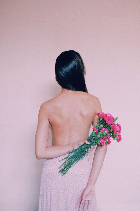 Rose Photography Woman, Aesthetic Portrait Photography, Sustained Investigation, Roses Photography, Aesthetic Portrait, Bedroom Photography, Bouquet Photography, Shooting Ideas, Rose Body