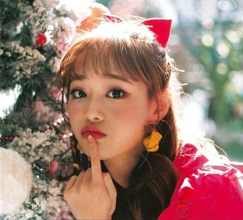 Chuu Loona, Creative Activities For Kids, Odd Eyes, Christmas Icons, Creative Activities, Famous Celebrities, Christmas Wallpaper, Kpop Girl Groups, Cute Icons