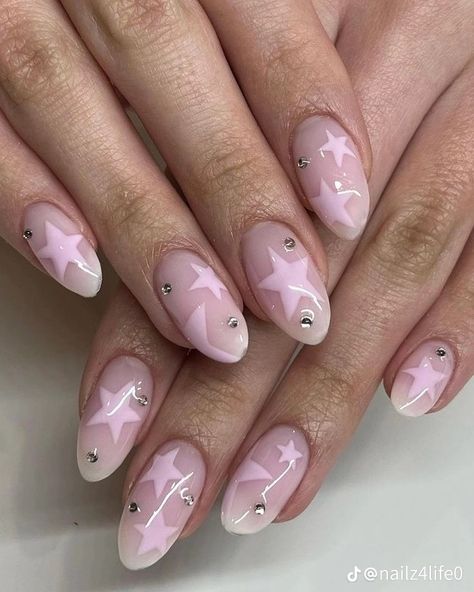 Pink Stars Acrylic Nails, Cool Almond Nails Ideas, Gel X Nails Stars, Star Gel X Nails, Pink Star Almond Nails, Pink Nails Star Design, Star Nail Inspo Short, Star Nails Acrylic Pink, Girly Grunge Nails