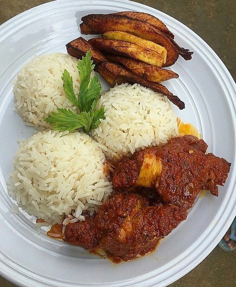 Rice And Stew, Rice Stew, Fried Plantains, African Cooking, Nigerian Food, Healthy Food Dishes, Yummy Comfort Food, Food Displays, African Food