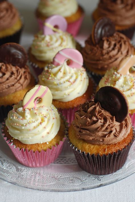 Cookies Photography, Biscuit Cupcakes, Jaffa Cakes, Cake Stall, Jaffa Cake, Cake Mini, Cake Cupcakes, Baking Cupcakes, Small Cake