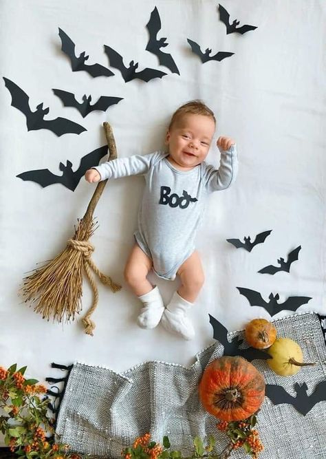 Newborn Photoshoot Halloween, Halloween One Month Pictures, First Halloween Photos, Halloween Monthly Milestone, Halloween Milestone Picture Ideas, Halloween Pictures Baby, Halloween Milestone Pictures, Halloween Monthly Baby Pictures, Halloween Baby Photoshoot Ideas