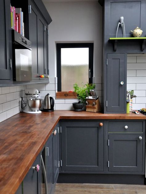 Dark Wood Kitchen Cabinets, Farmhouse Kitchen Backsplash, Dark Wood Kitchens, Busy Kitchen, Wooden Counter, Kitchen Design Modern White, Wood Kitchen Cabinets, Dark Kitchen Cabinets, Wood Counter